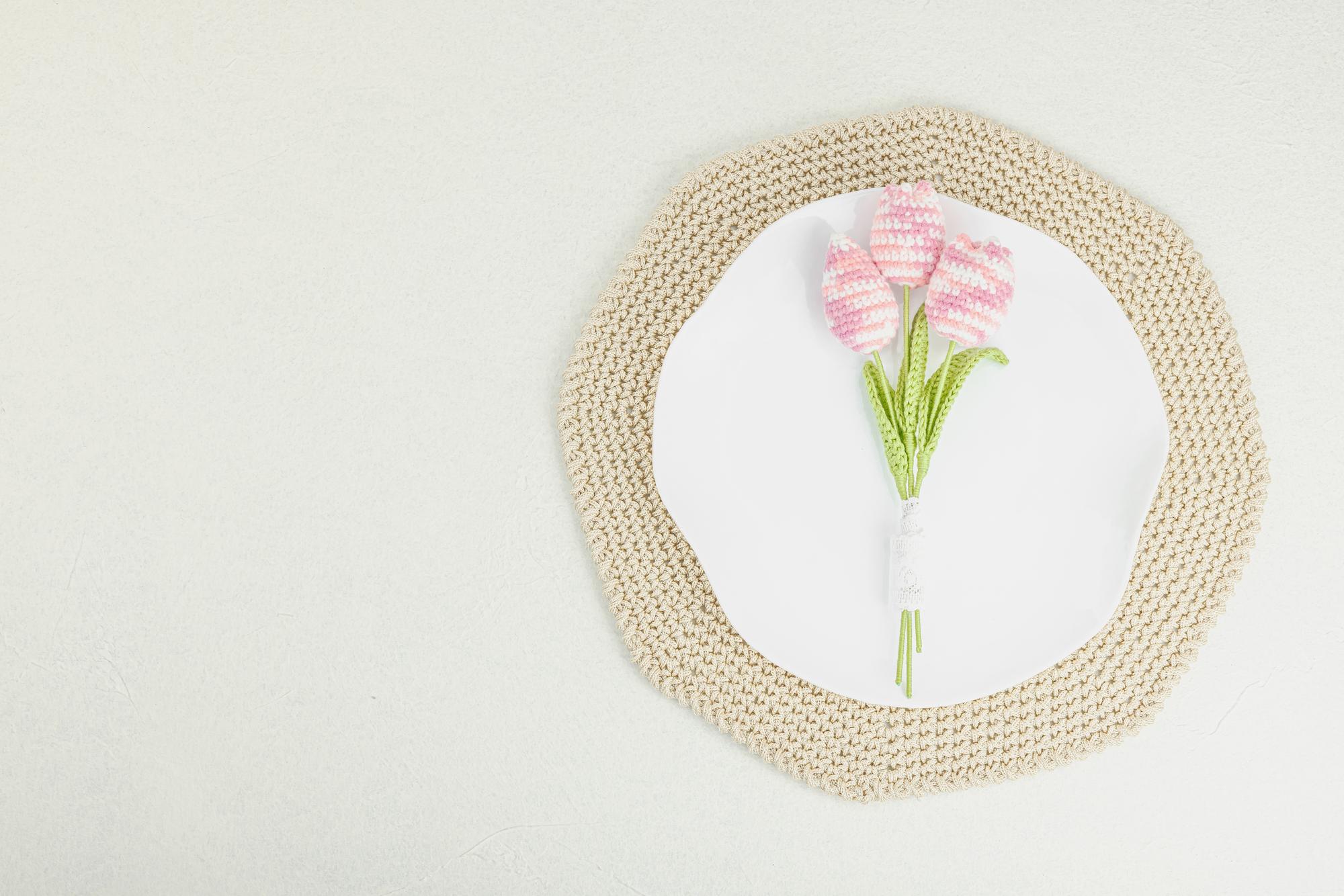 dettaglio di fiore ricamato su tela bianca